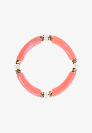 Bracelet en résine corail avec des segments lisses et incurvés, accentué par des éléments métalliques dorés et de petites perles blanches intercalées entre les sections.