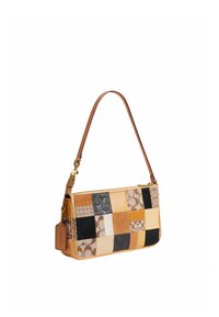 Sac à bandoulière rectangulaire patchwork avec des carrés en cuir et tissu mélangés dans des tons marron, noir, beige et fauve, avec une bandoulière en cuir fauve.
