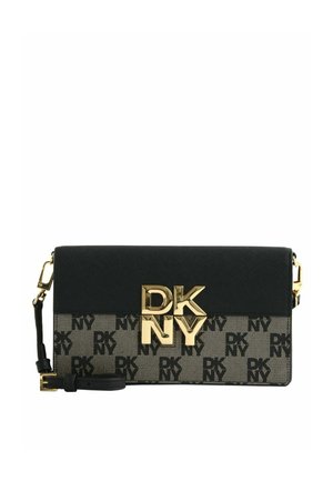 Pochette DKNY noire et beige avec fermoir logo doré et bandoulière amovible en cuir noir, avec un motif DKNY répétitif sur le tissu.