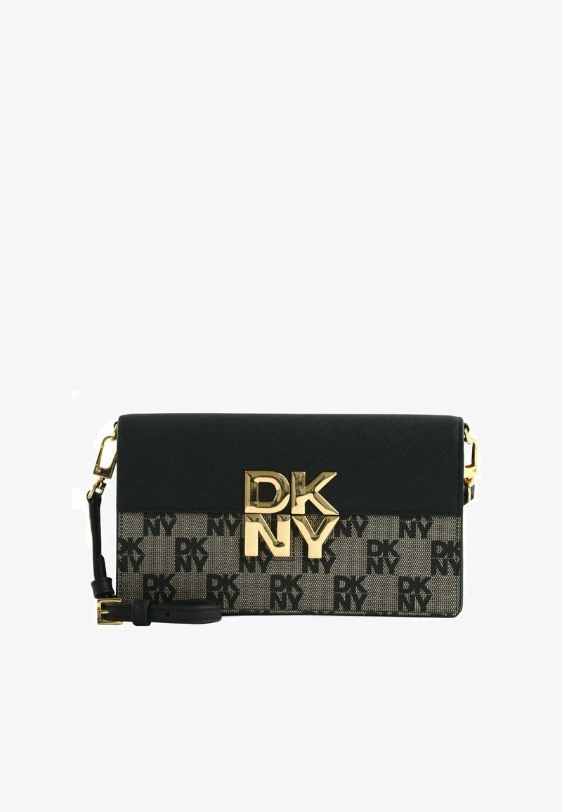 Pochette DKNY noire et beige avec fermoir logo doré et bandoulière amovible en cuir noir, avec un motif DKNY répétitif sur le tissu.