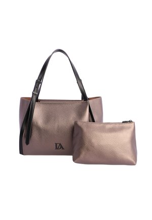 Bolso tote de cuero texturizado en bronce con asas negras y un estuche a juego. Presenta un diseño minimalista y un logotipo sutil en la parte frontal.