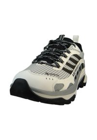 Zapatos de senderismo Merrell en blanco con detalles en negro. Cuenta con una parte superior texturizada, cordones ajustables y una suela negra resistente para un buen agarre.