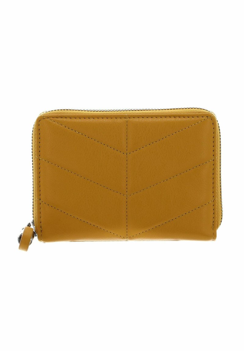 Portefeuille en cuir jaune avec un motif chevron, fermeture éclair et détails de couture contrastants. Forme rectangulaire compacte. Texture lisse.