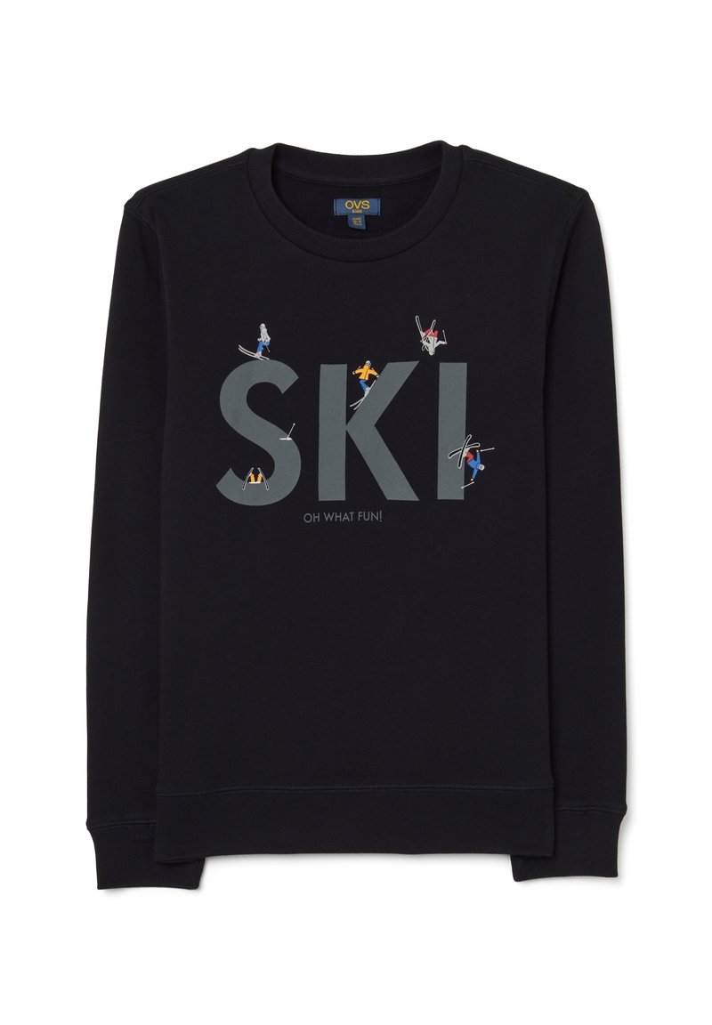 Sudadera negra con gran texto "SKI", figuras de esquí jugables en varios colores, cuello redondo y puños y dobladillo acanalados.