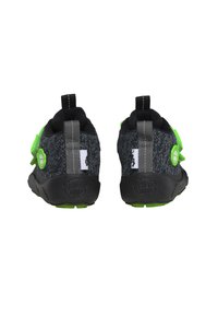 Kinderschoenen met een zwarte en grijze textuur bovenkant, felgroene accenten en stevige zwarte zolen. Voorzien van een trekhaak en een verstelbare band.