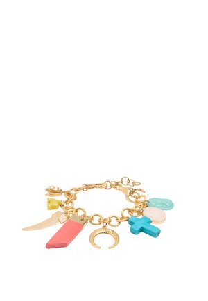 Złota bransoletka z łańcuszkiem z kolorowymi zawieszkami, w tym turkusowym krzyżem, półksiężycem, prostokątną koralą i małymi rzeźbionymi kształtami.