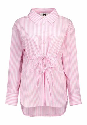 Blouse à manches longues rayée verticalement rose et blanche, avec col, boutonnière devant, ceinture à cordon et ourlet arrondi plus long à l'arrière.