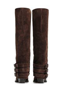 Brązowe zamszowe kozaki do kolan z trzema regulowanymi paskami z klamrami w okolicy kostki oraz solidnym obcasem w kształcie bloku.