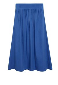 Gonna midi blu realizzata in tessuto leggero, con vita arricciata, forma fluida e texture morbida.