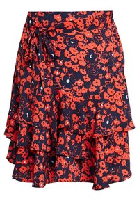 Punainen ja laivastonsininen kukallinen kietaisuhelma, jossa on röyhelökerrokset, vyötäröllä siteet ja pieniä valkoisia yksityiskohtia kukissa.