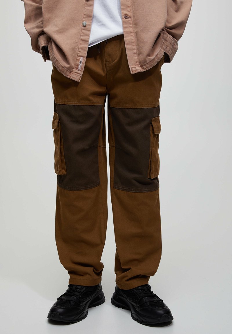 PULL&BEAR HIKING Pantaloni cargo camel Zalando.ro