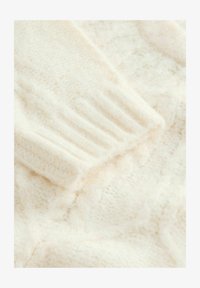 Kijelölve, ecru cream