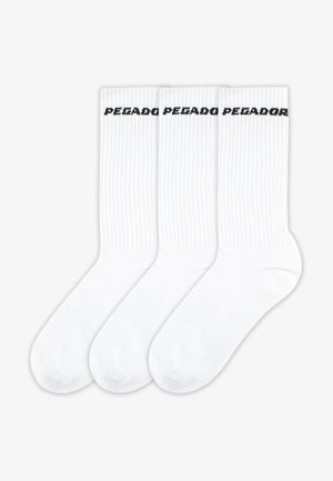 Tre paia di calze bianche a coste con testo nero "PEZADO" sulla banda superiore. Le calze hanno una texture liscia e una forma con punta rotonda.