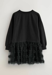 Mustmust särgid, millel on pikad varrukad ja tüllist volangseelik. Ülemine osa on ühtlaselt must, samas kui seelikul on kihilised volangid.