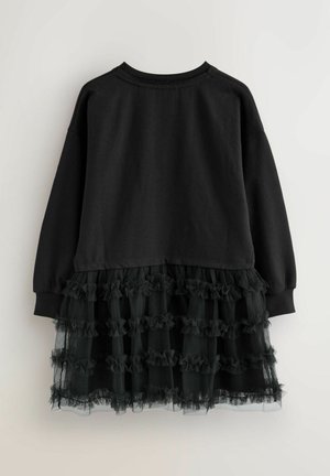 Schwarzes Sweatshirtkleid mit langen Ärmeln und einem Tüll-Rüschensaum. Der Oberteil ist einfarbig schwarz, während der Rock aus gestuften Rüschen besteht.