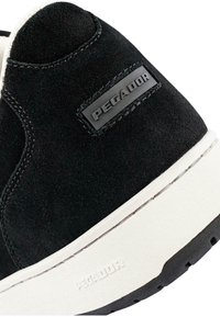 Crni suede patik s bijelim gumiranim potplatom, teksturiranom gornjom površinom i crnim brendiranim pečatom na peti s reljefnim natpisom "PEGADOR".