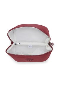 Neceser de cosméticos rojo con cremallera, de exterior suave, interior forrado en blanco y un pequeño bolsillo interno. El exterior presenta un emblema de logo.