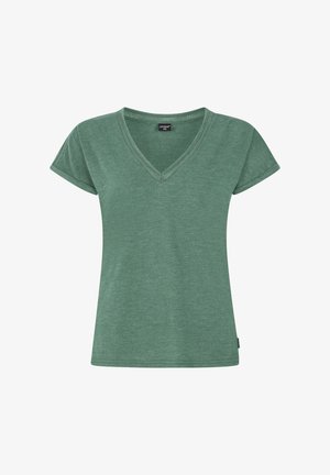Camiseta verde de cuello en V con mangas cortas. Confeccionada con una tela suave y texturizada. Presenta un corte limpio y sutiles detalles de costura.