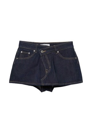 Tmavomodrá rifľová mini sukňa s prednými gombíkmi, zipsom, slučkami na opasok a dizajnom s piatimi vreckami, zobrazená na bielom pozadí.