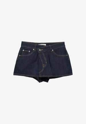 Fustă mini din denim albastru închis, cu nasturi frontali, fermoar, bucle pentru curea și design cu cinci buzunare, prezentată pe un fundal alb.