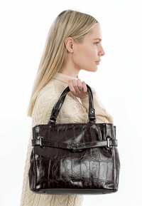 Borsa in pelle marrone scuro con texture a coccodrillo, due manici corti, un clasp metallico e una forma strutturata.