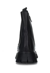 Stivali ankle neri con tomaia in pelle liscia, zip sul retro e suola spessa e scanalata, caratterizzati da dettagli di cucitura verticale.