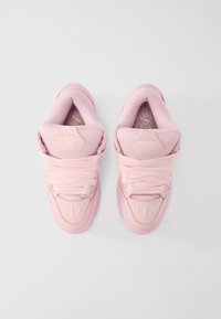 Λιλά αθλητικά παπούτσια με υφή, διαθέτουν επενδεδυμένο γιακά, χοντρά κορδόνια και διακριτικές λεπτομέρειες με λογότυπο στη γλώσσα και στο πλάι.