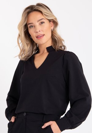 Zwarte V-hals top met lange mouwen, voorzien van een staande kraag en geplooide detailing op de schouders, gemaakt van een gladde stof.