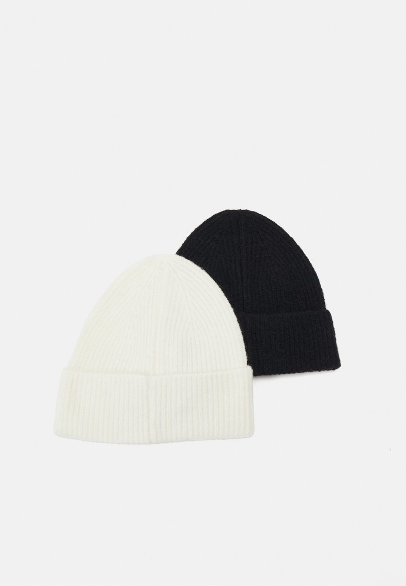 Dwie czapki beanie, jedna biała, a druga czarna, z ribbowanym wzorem i podwiniętym brzegiem. Wykonane z miękkiego materiału dzianinowego.