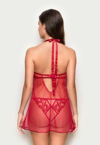 Rød gennemsigtig negligee med halterneck-bånd, åben ryg, blomsterbordør og en blød, svævende tekstur.