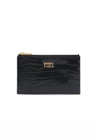 Cartera de charol negra con textura de cocodrilo, que presenta un logo dorado en relieve y un cierre de cremallera en el borde superior.