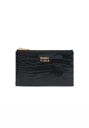 Cartera de charol negra con textura de cocodrilo, que presenta un logo dorado en relieve y un cierre de cremallera en el borde superior.