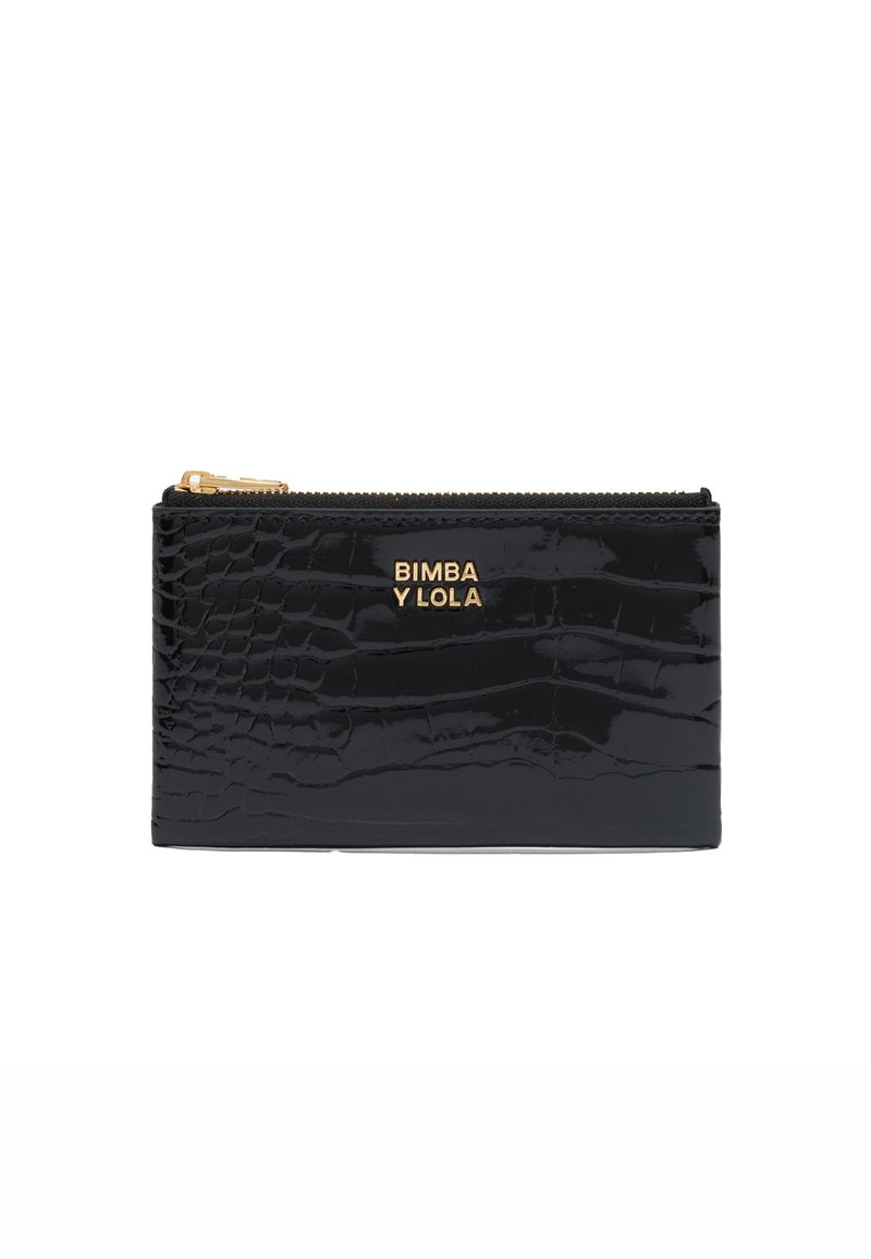 Cartera de charol negra con textura de cocodrilo, que presenta un logo dorado en relieve y un cierre de cremallera en el borde superior.