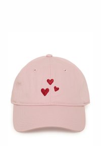 Rózsaszín baseballsapka, elöl három hímzett vörös szívvel. Anyaga szövet, ívelt napellenzővel és szellőzőlyukakkal ellátva.
