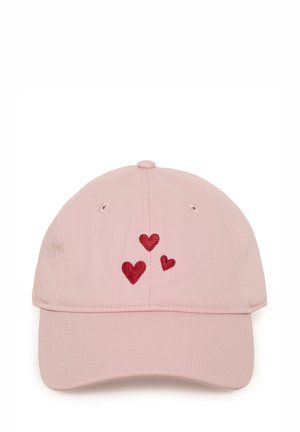 Rozā beisbola cepure ar trim izšūtiem sarkaniem sirdīm priekšpusē. Izgatavota no auduma ar izliekto vizieri un ventilācijas caurumiņiem.