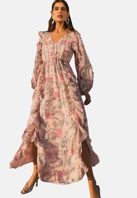 REGULAR FIT - PRINTED RUFFLE V-NECK - Maksi suknelė - pink floral