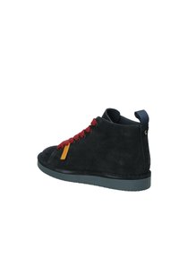 Scarpa alta in suede nera con lacci rossi, etichetta arancione e suola in gomma grigia. Presenta un'etichetta di estrazione sul retro per facilitarne l'indossamento.