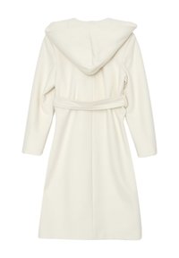 Robe bianca con cappuccio realizzata in tessuto testurizzato, dotata di maniche lunghe, una cintura in vita e lunghezza fino al polpaccio. Finitura liscia senza motivi visibili.