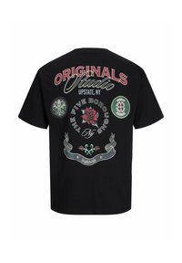 Čierne tričko s nápisom „Originals Studio Upstate, NY“, kvetinovými vzormi a textom „The Five Boroughs NY Worldwide“ na chrbte.