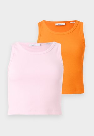 Twee geribde tanktops: één in lichtroze en één in feloranje. Beide hebben een ronde hals en een aansluitend ontwerp.