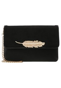 Pochette noire avec rabat en daim, détail plume dorée sur le devant, et bandoulière chaîne dorée sur fond blanc.