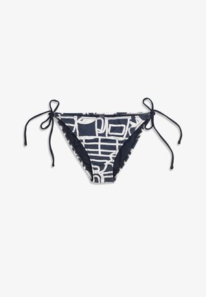 Slip bikini blu navy con motivo a griglia astratto bianco e lacci laterali regolabili su entrambi i fianchi, su sfondo bianco uniforme.