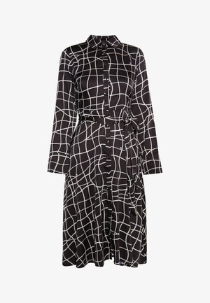 Zwarte jurk met lange mouwen, knoopsluiting aan de voorkant en een tailleband. Heeft een wit ruitpatroon op gladde stof.