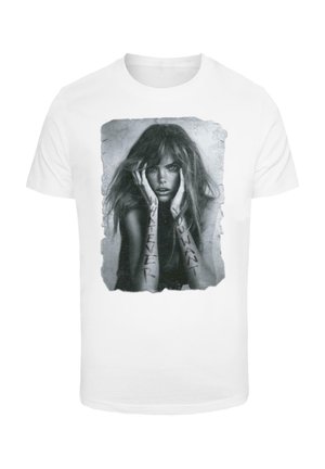 Balta medvilnės marškinėliai su juodai baltu grafiniu spausdinimu, vaizduojančiu modelį, ant rankovių esantį tekstą "KĄ NORS NORETIME" ir nutrintą dizainą aplink paveikslėlį.