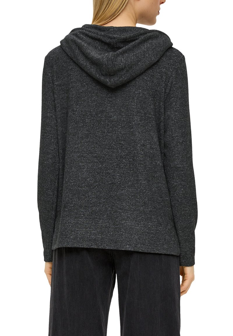 Dunkelgrauer Kapuzenpullover mit weicher Textur, der eine leicht übergroße Passform und einen abgerundeten Saum aufweist. Die Rückansicht zeigt die Falten der Kapuze.
