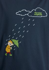 Marineblått stoff med broderi av en tegneseriefigur i en gul regnfrakk med en grønn paraply, omgitt av hvite regndråper og skyer.