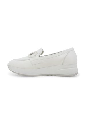 Scarpa slip-on in pelle bianca con tacco a zeppa basso, caratterizzata da una fibbia decorativa sulla parte superiore e una texture liscia.