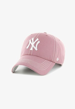 Cappellino da baseball rosa con logo New York Yankees bianco e cuciture bianche sulla visiera e sui pannelli, mostrato su sfondo bianco.