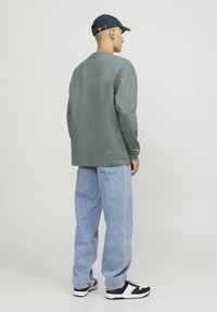 Jack & Jones CREW NECK - Pikkade varrukatega topp - laurel wreath