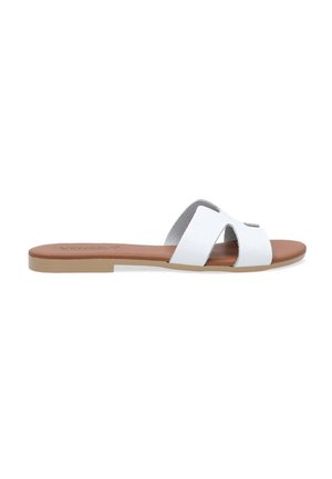 Sandales blanches à lanières croisées, tige en cuir lisse, semelle intérieure en simili cuir marron et semelle extérieure en caoutchouc léger beige. Design minimaliste.